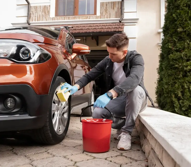 Lavage auto à domicile Chemazé : professionnel intervenant sur un véhicule